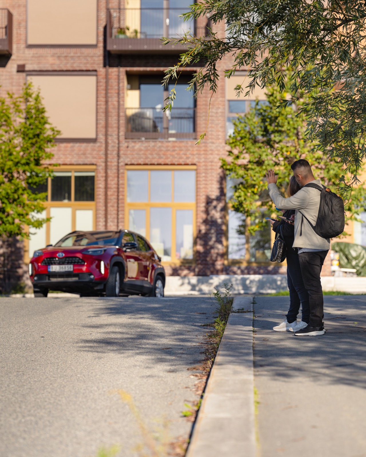 Passasjer vinker til sjåfør — portrett