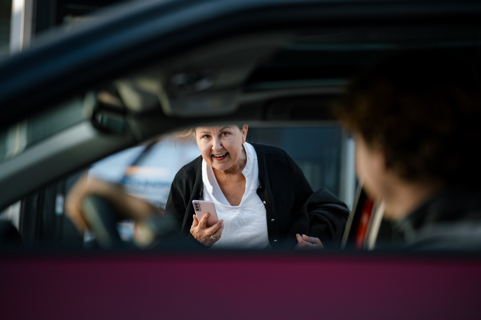 Passasjer snakker med sjåfør