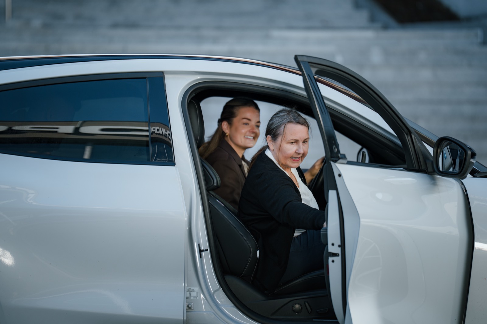 To kolleger i hvit bil